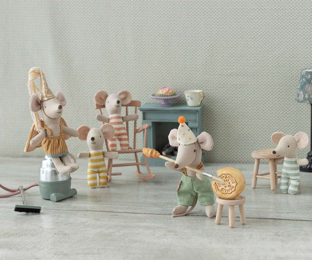 Clown clothes in suitcase, Little brother mouse - Maileg - Image 2