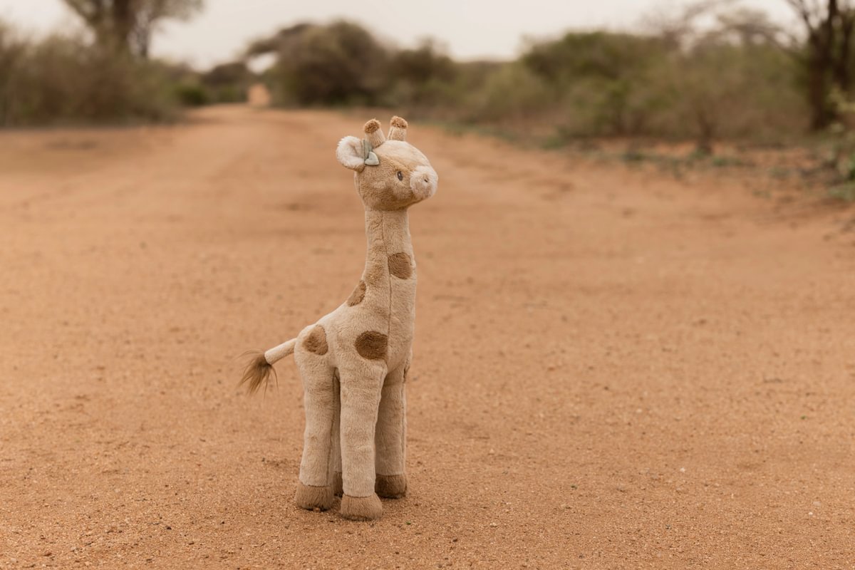 Girafă de pluș Safari Friends pentru bebeluși și copii - Image 9